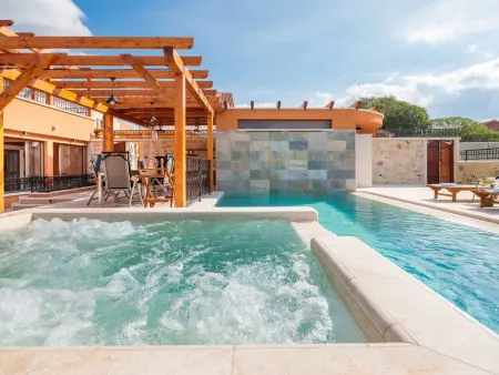 Villa Ivan à Skradin : maison avec piscine privée