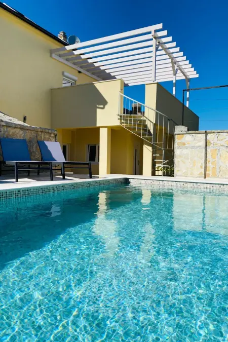 Maison 6 chambres avec piscine privée à Bilice
