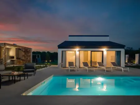 Villa Lu in Oklaj, maison avec piscine chauffée