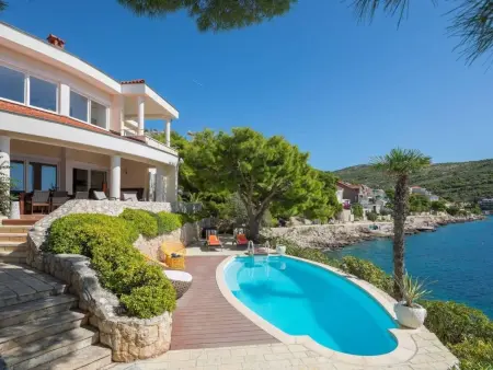 Villa Valla : maison beachfront avec piscine chauffée