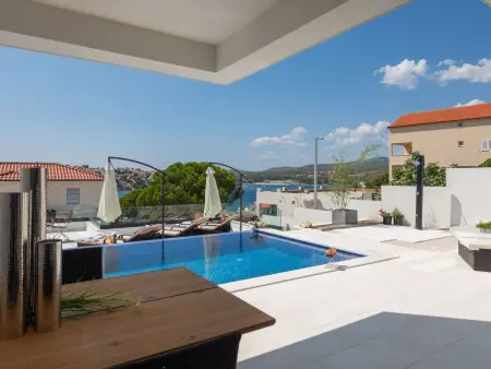 Maison avec piscine privée chauffée à Podorljak : photo 14