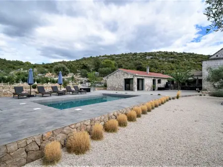 Villa Boslien : maison 1500 m² avec piscine près de Trogir