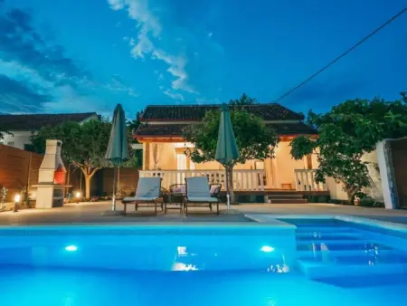 Location maison à Vinišće, Villa Stella mit Pool & Jaccuzzi