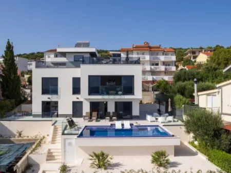 Villa Julian : maison 9 pers. piscine chauffée face à la mer