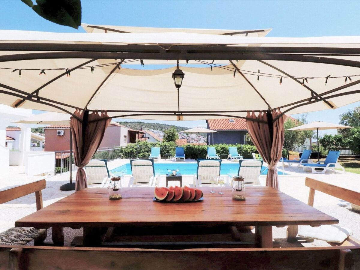 Maison 4 chambres avec piscine chauffée à Okrug Donji - Photo 1