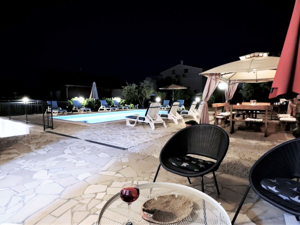 Maison 4 chambres avec piscine chauffée à Okrug Donji - Photo 18