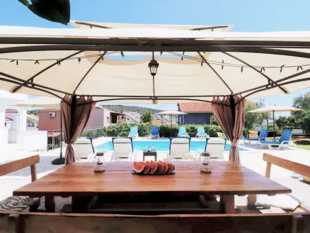 Maison 4 chambres avec piscine chauffée à Okrug Donji