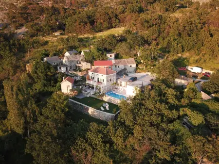 Marinka, maison pierre 8 personnes avec piscine près de Split