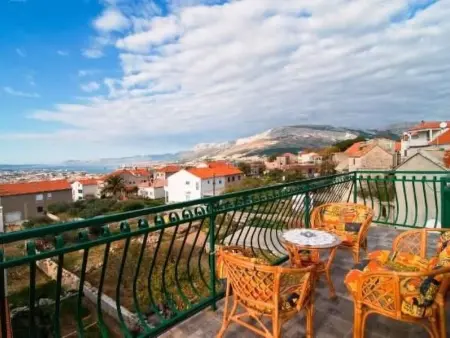 Maison en pierre avec jacuzzi et vue mer, Mravince