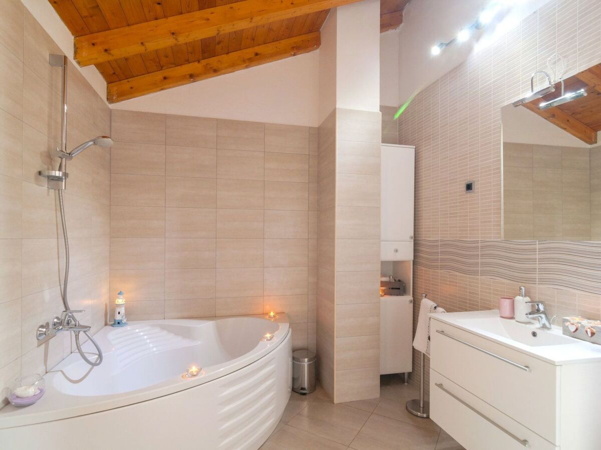 Villa Roko à Mravince : maison avec jacuzzi et piscine - Photo 41