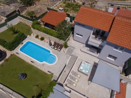 Villa Roko à Mravince : maison avec jacuzzi et piscine