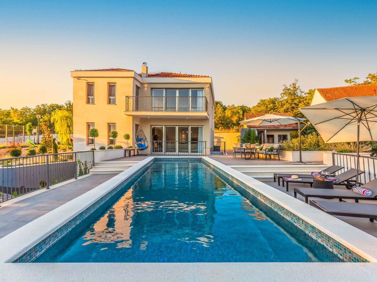 Villa Salvia à Dugopolje : maison 8 pers. piscine privée - Photo 1