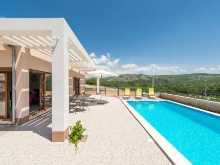 Villa Longfield, piscine chauffée et sauna à Dugopolje