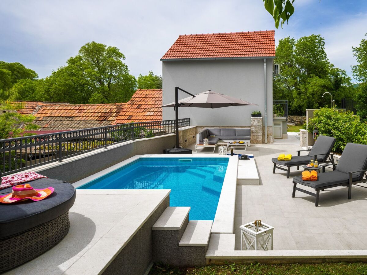 Maison avec piscine chauffée et taverne à Dugopolje - Photo 2