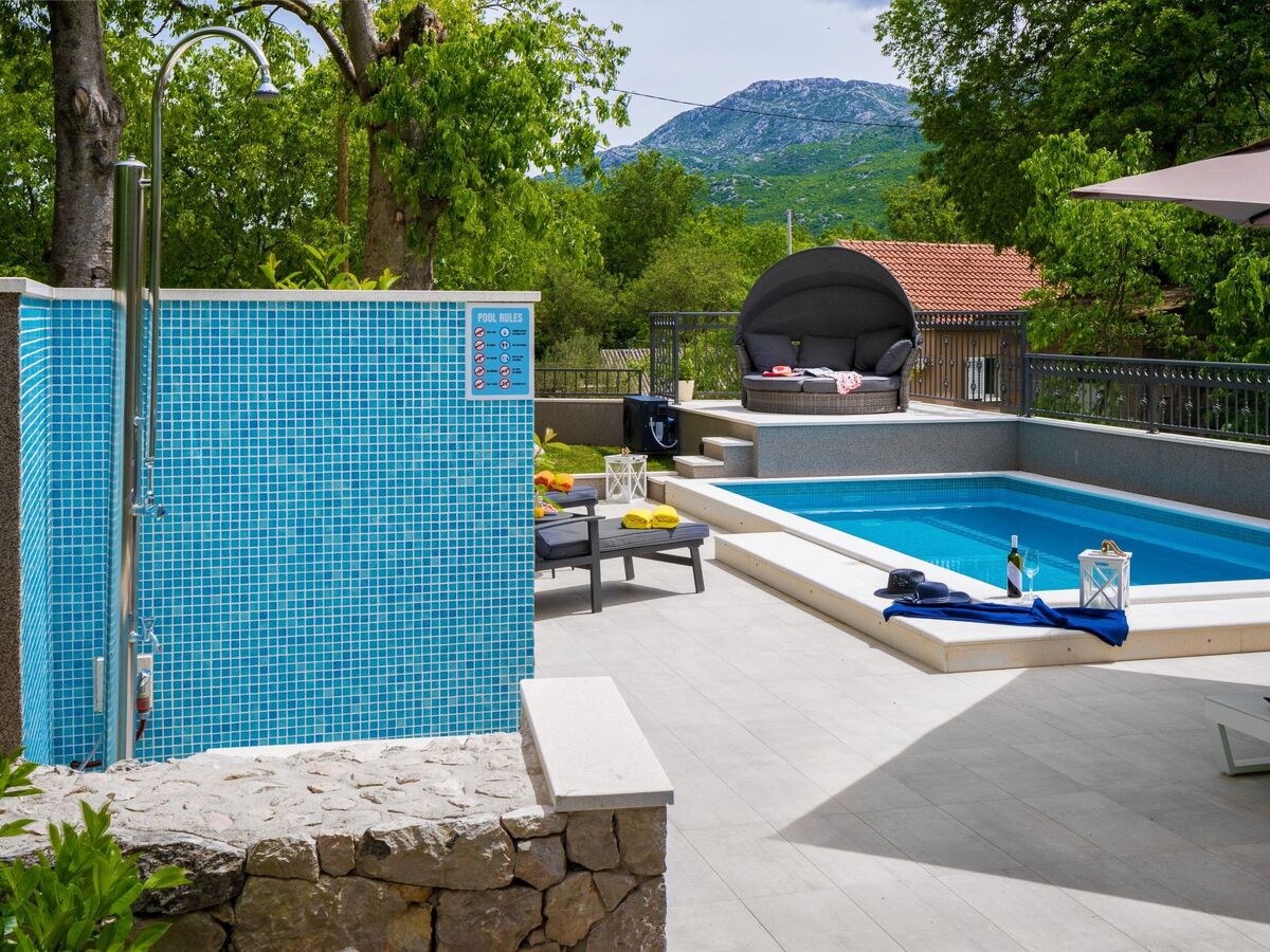 Maison avec piscine chauffée et taverne à Dugopolje - Photo 10
