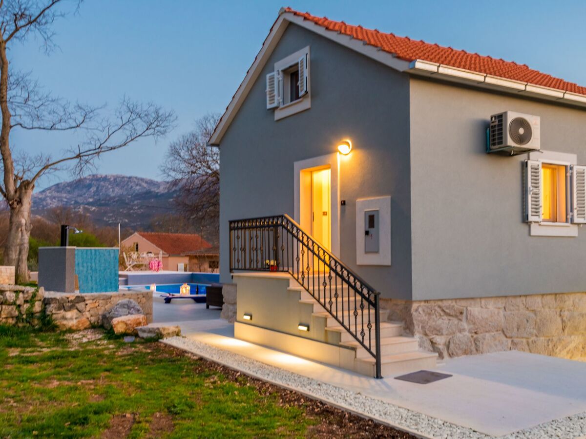 Maison avec piscine chauffée et taverne à Dugopolje - Photo 33