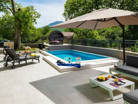 Maison avec piscine chauffée et taverne à Dugopolje