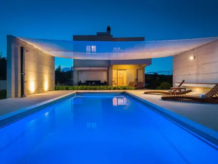 Villa 11 personnes, piscine chauffée à Dugopolje