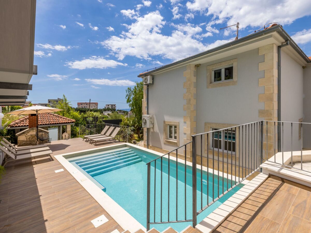 Villa Artea à Podstrana : piscine chauffée et jardin méditerranéen - Photo 11