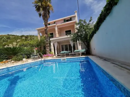 Location maison à Omiš, mit Privatpool neben dem Strand