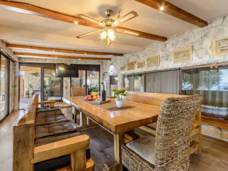 Location maison à Omiš, Villa mit vier Schlafzimmern und beheiztem Pool