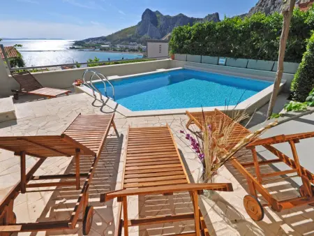 Location maison à Omiš, Geräumiges Ferienhaus in Omiš mit Privatem Pool