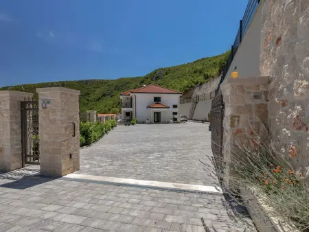 Villa panoramique 8 personnes avec piscine à débordement : photo 8