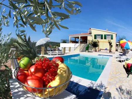 Villa T-rex : 6 chambres, piscine et vue mer à Solta