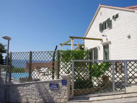 Maison pierre Sumartin, piscine à débordement vue mer : photo 6
