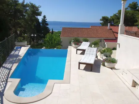 Maison pierre Sumartin, piscine à débordement vue mer : photo 8