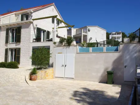 Maison pierre Sumartin, piscine à débordement vue mer : photo 11