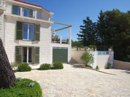 Maison pierre Sumartin, piscine à débordement vue mer : photo 12