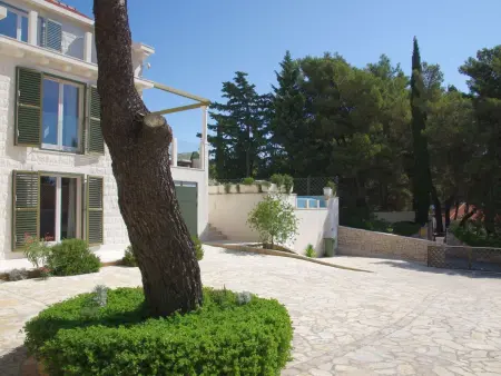 Maison pierre Sumartin, piscine à débordement vue mer : photo 13