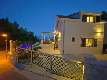 Maison pierre Sumartin, piscine à débordement vue mer : photo 32