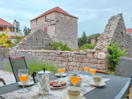 Villa Sunshine à Jelsa : 3 chambres, jardin et terrasse : photo 3