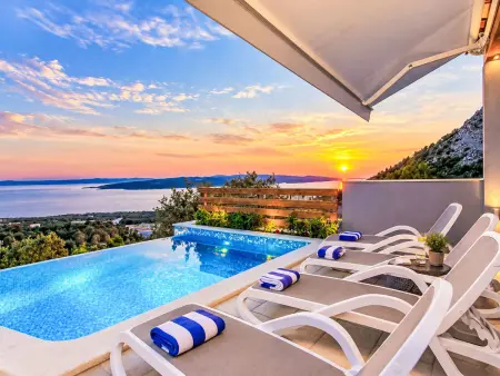 Villa Vesna & Dado, maison 6 pers. avec piscine chauffée à Bast