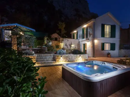 Maison avec jacuzzi vue mer à Makarska