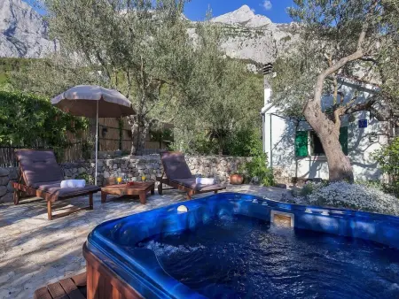 Maison Dora à Makarska avec jacuzzi et jardin : photo 4