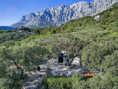 Maison Dora à Makarska avec jacuzzi et jardin : photo 6