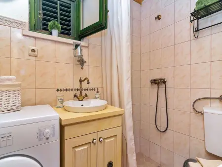 Maison Dora à Makarska avec jacuzzi et jardin : photo 18
