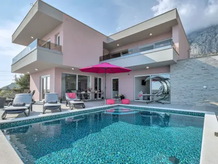 Location maison à Makarska, Villa mit beheiztem Pool und fünf Schlafzimmer