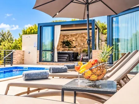 Villa Oscar, maison 6 pers. avec piscine chauffée à Makarska