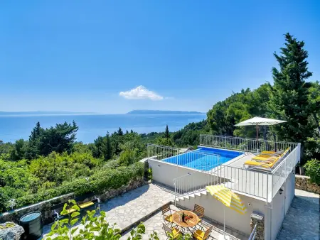 Haus Finestra – Maison avec piscine et vue mer à Tučepi
