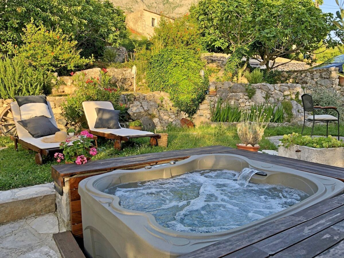 Maison Mendy à Tučepi avec jacuzzi et jardin - Photo 1