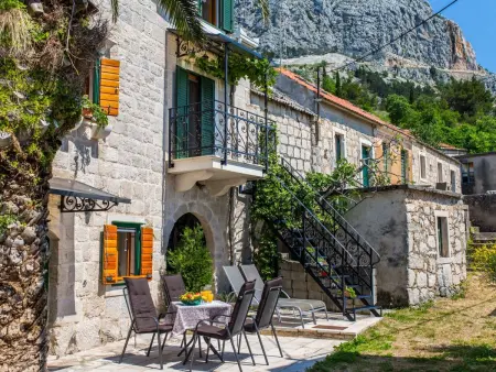 Maison en pierre dalmate avec vue mer à Podgora