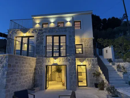 Marena, maison dalmate rénovée à Podgora