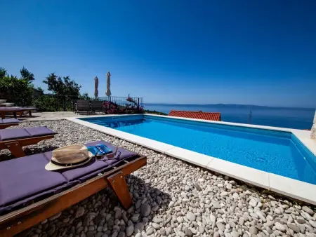 Villa en pierre dalmate avec piscine privée à Podgora
