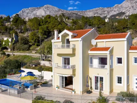Villa Lilly, maison 220m² avec infinity-pool à Podgora
