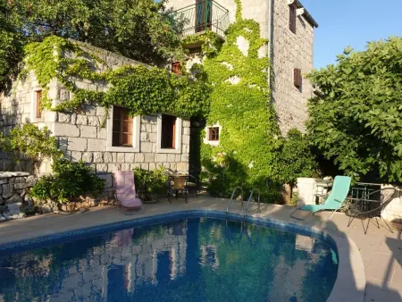 Kastil – Maison 8 pers. avec piscine privée à Zrnovo