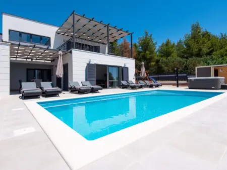 Villa Malsina – Maison 8 pers., piscine chauffée à 150 m de la mer : photo 3